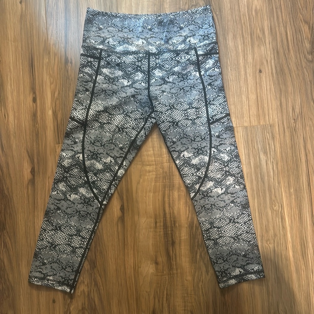 Zyia cobra metallic cropped pocket light n tight leggings size 6-8
